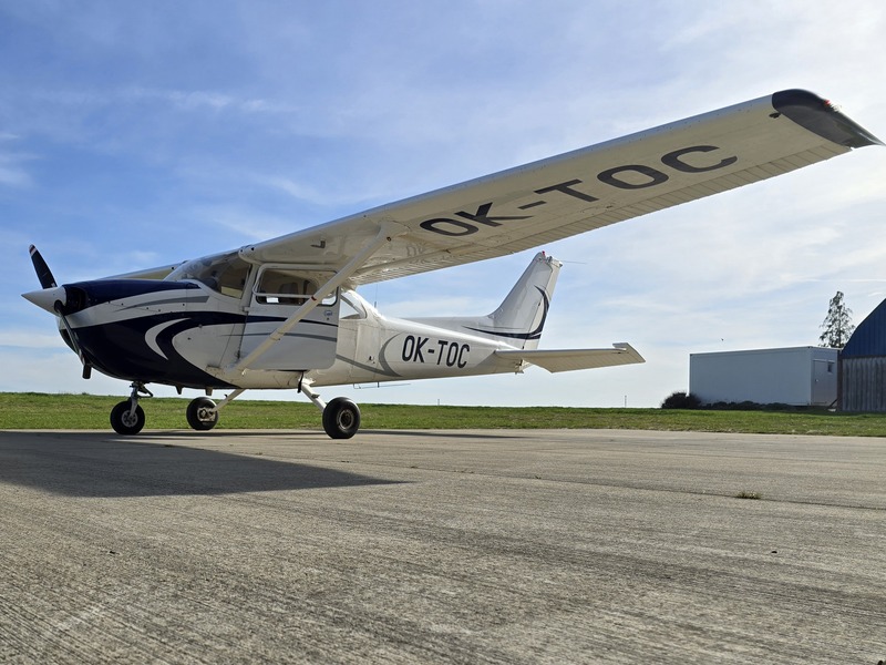Cessna 172 na letišti ve Slaném