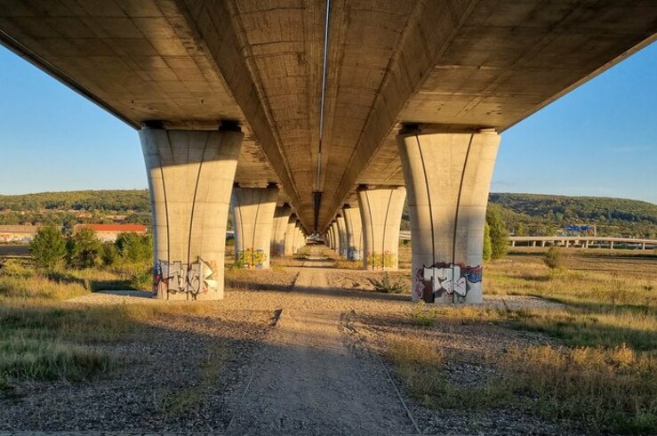 Pod Radotínským mostem na rozhlednu Závist