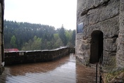 Jen co jsme vylezli na Skalní hrad Sloup, začalo silně pršet, autor: Jan Čermák