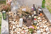 A hrob Hrabala pokrytý lahvami od piv, autor: Jan Čermák